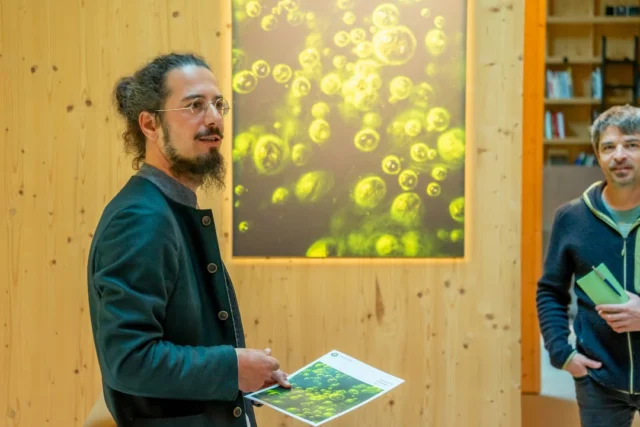 Was passiert, wenn wir Kunst & Naturwissenschaft kombinieren und beides sogar gleichzeitig zusammen bringen? Dies haben Sebastian Frölich und ich bei den Bodentagen letzte Woche auf Gut Nantesbuch schlichtweg ausprobiert!